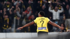 Ο Λιβάι Γκαρσία πανηγυρίζει με τη φανέλα της ΑΕΚ