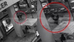 Άγρια επίθεση στην Ερμού: Ντοκουμέντο από τη στιγμή που ο δράστης μαχαιρώνει την 22χρονη (vid)