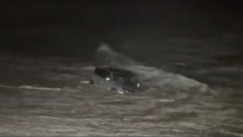 Την καταδίωκε η αστυνομία και για να γλιτώσει έπεσε με το ΙΧ της στη θάλασσα: Βίντεο από την διάσωση