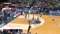 Ο Μόουζες Ράιτ του Ολυμπιακού καρφώνει 