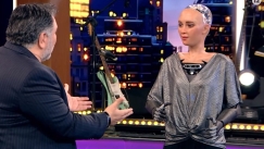 Το ρομπότ Σοφία έδωσε συνέντευξη στον Αρναούτογλου: «Δεν είσαι καθόλου άσχημος» (vid)