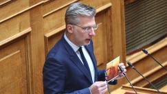 Ο Σκέρτσος έδειξε στη Βουλή φωτογραφία του αδελφού με αφορμή τα Τέμπη: «Τον έχασα σε τροχαίο, ξέρω πως είναι»