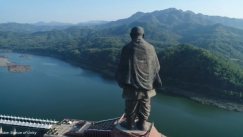 Το ψηλότερο άγαλμα στον κόσμο βρίσκεται στη Γκουτζαράτ: Το εξωπραγματικό ποσό που δαπανήθηκε για την κατασκευή του (vid)