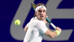 O Στέφανος Τσιτσιπάς επιχειρεί backhand