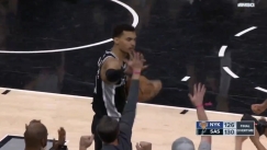 Ο Γουεμπανιάμα πετάει τη μπάλα εκτός