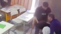 Η στιγμή που δάσκαλος σώζει μαθήτρια από πνιγμό με τη μέθοδο Χάιμλιχ (vid)
