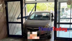 Απίστευτο τροχαίο στη Θεσσαλονίκη: Οδηγός πάτησε γκάζι αντί για φρένο κι έσπασε τζαμαρία εισόδου στο Ιπποκράτειο 