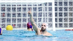 Ο Νίκολα Μπογκτνάνοβιτς με το σκουφάκι του Απόλλωνα Σμύρνης