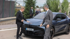 Βασιλική επίσκεψη στο εργοστάσιο μπαταριών της Seat