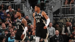 O Γιάννης Αντετοκούνμπο πριν τραυματιστεί στον αγώνα με τους Σέλτικς