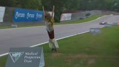 Κούκλα μανεκέν έπεσε στη πίστα σε αγώνα του Indycar και της πάτησαν το χέρι (vid)