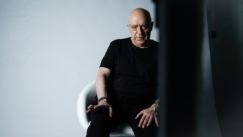 Μετά τη «10η Εντολή» έρχεται η «Αλίκη στη χώρα των πτωμάτων»: Έτσι επιστρέφει ο Κοκκινόπουλος στην τηλεόραση (vid)