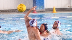 Ο Μπούσλιε με το σκουφάκι του Ολυμπιακού