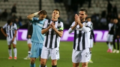 Οι παίκτες του ΠΑΟΚ χειροκροτούν προς τους οπαδούς τους στην εξέδρα