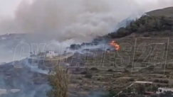 Φωτιά στην Πάρο: Απειλούνται σπίτια, μήνυμα του 112 να απομακρυνθούν οι κάτοικοι