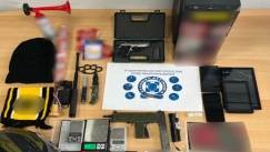 Όλα όσα βρήκε η ΕΛ.ΑΣ στις συλλήψεις των μελών της «Θύρας 7»: Πιστόλια, ζυγαριές, μαχαίρια και ναρκωτικά