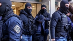Επιχείρηση της Αστυνομίας και συλλήψεις οπαδών του Ολυμπιακού για τον θάνατο του αστυνομικού στο Ρέντη (vid)