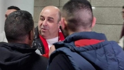 O Μάρκος Σεφερλής πήγε στο αεροδρόμιο με ερυθρόλευκο κασκόλ να υποδεχτεί τον Ολυμπιακό (vid)