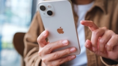 Μήπως έχεις «iPhone finger»; Το βαθούλωμα στο μικρό δάχτυλο του χεριού που παραξενεύει τους χρήστες