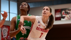 Η Άννα Σπυριδοπούλου με τη φανέλα του Ολυμπιακού κοντρα στον Παναθηναϊκό