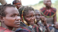 Τα τρελά γαμήλια έθιμα μιας φυλής στη Ναμίμπια: Η γυναίκα απαγάγεται και κοιμάται με τους καλεσμένους του γαμπρού για να «εξαφανιστεί» η ζήλια
