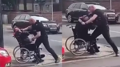 Αστυνομικός γρονθοκόπησε ανάπηρο άνδρα: Έντονες αντιδράσεις για το βίντεο που έκανε το γύρο του διαδικτύου (vid)