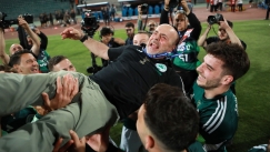 Ο Γιάννης Αλαφούζος πανηγυρίζει με τους παίκτες του Παναθηναϊκού