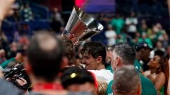 Ο Δημήτρης Γιαννακόπουλος με το τρόπαιο