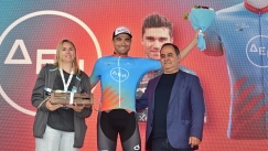 Ο Φέλιξ Ρίτσινγκερ τη γαλάζια φανέλα του ΔΕΗ Διεθνή Ποδηλατικού Γύρου Ελλάδας 2024 