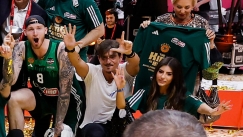 Ο Δημήτρης Γιαννακόπουλος πανηγυρίζει την κατάκτηση της Euroleague