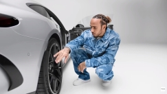 Ο Χάμιλτον με το νέο μοντέλο της Mercedes-AMG λίγους μήνες πριν φύγει για τη Ferrari (vid)