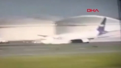 Καρέ καρέ η τρομακτική προσγείωση αεροσκάφους: Μπλόκαραν οι τροχοί (vid)