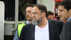 Ο Βαγγέλης Μαρινάκης πανηγυρίζει την πρόκριση του Ολυμπιακού