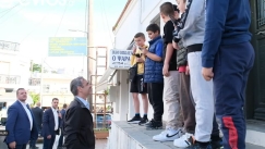 Μητσοτάκης σε πιτσιρικάδες στην Αλεξανδρούπολη: «Θα πάρει το πρωτάθλημα η ΑΕΚ, έχετε καλές πιθανότητες» (vid)
