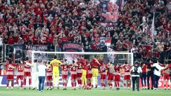 Οι παίκτες και ο κόσμος του Ολυμπιακού πανηγυρίζουν