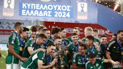 Οι παίκτες του Παναθηναϊκού πανηγυρίζουν την κατάκτηση του Κυπέλλου