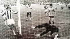 Ο Νέτο Γκουερίνο σκοράρει στο ΠΑΟΚ-ΑΕΚ 1-0 του 1976