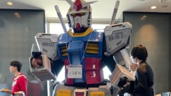 Πήγε στον γάμο του φίλου ντυμένος ρομπότ Gundam για να τον τρολάρει (vid)