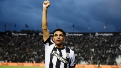 O Τάισον πανηγυρίζει το γκολ του επί του Παναθηναϊκού