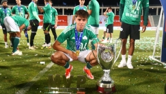 Ο Βαγιαννίδης με το τρόπαιο