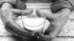 Μητρικό γάλα στη... μαύρη αγορά: Πόσο πουλάνε τα 10 ml (vid)