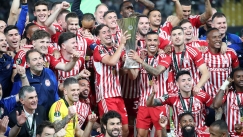 Οι παίκτες του Ολυμπιακού πανηγυρίζουν την κατάκτηση του Conference League