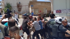  Επεισόδια έξω από τα δικαστήρια στον Πύργο: Συγγενείς της 11χρονης «έσπασαν» τον αστυνομικό φραγμό και λίντσαραν τον δολοφόνο (vid)