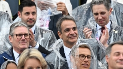 Με αδιάβροχα οι αρχηγοί κρατών και οι θεατές στην Τελετή Έναρξης, ανάμεσά τους και ο Κυριάκος Μητσοτάκης 