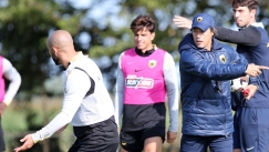 Ο Αλμέιδα δίνει οδηγίες στην προπόνηση της ΑΕΚ