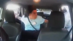 Αδιανόητη αιματηρή συμπλοκή σε ταξί στο Λονδίνο: Άνδρας μπήκε μέσα και τον μαχαίρωναν απ' έξω ενώ φώναζε «θείε οδήγα» (vid)