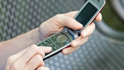 Επιστροφή στα πλήκτρα για καλύτερη ψυχική υγεία: Από τα smartphones των 1500 ευρώ στα κινητά με πορτάκι των 60