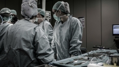 Διαμαρτυρόταν για έντονους πόνους στο στομάχι μέχρι που ανακάλυψε ότι μέσα του είχε μια ζωντανή κατσαρίδα