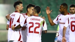 O Βέλντε πανηγυρίζει με τους συμπαίκτες του το γκολ εναντίον της Athens Kallithea