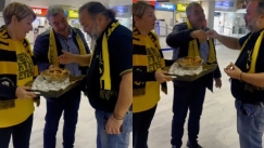 Yποδέχθηκαν τον Ηλιόπουλου με καλιτσούνια, ήπιε ρακί στη νίκη της ομάδας (vid)
